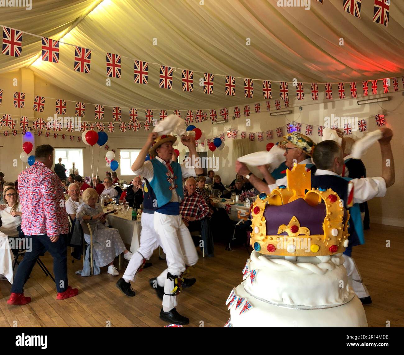 Les joyaux de la Couronne et la fête du village du couronnement du roi, la cerise sur le gâteau! Angleterre, Royaume-Uni Banque D'Images