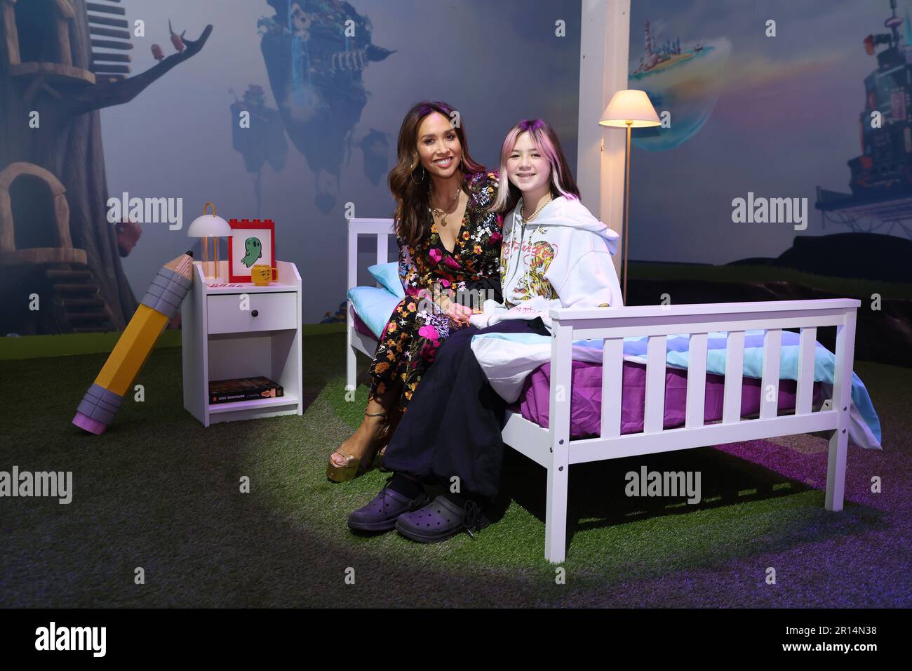 UTILISATION ÉDITORIALE SEULEMENT Myleene Klass et sa fille, Hero assistent à la première LEGO DREAMZzz à Shoreditch, est de Londres. Date de la photo: Jeudi 11 mai 2023. Banque D'Images