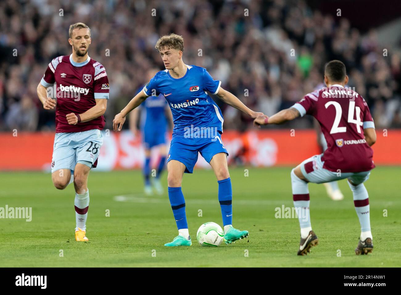 Londres, Royaume-Uni. 11th mai 2023. LONDRES, ANGLETERRE - 11 MAI : Sven Mijnans d'AZ Alkmaar en action pendant la demi-finale de la Ligue de la Conférence d'Europe de l'UEFA entre West Ham United et AZ Alkmaar au stade de Londres sur 11 mai 2023 à Londres, Royaume-Uni. (Photo de Gaspafotos/MB Media) crédit: Orange pics BV/Alamy Live News Banque D'Images