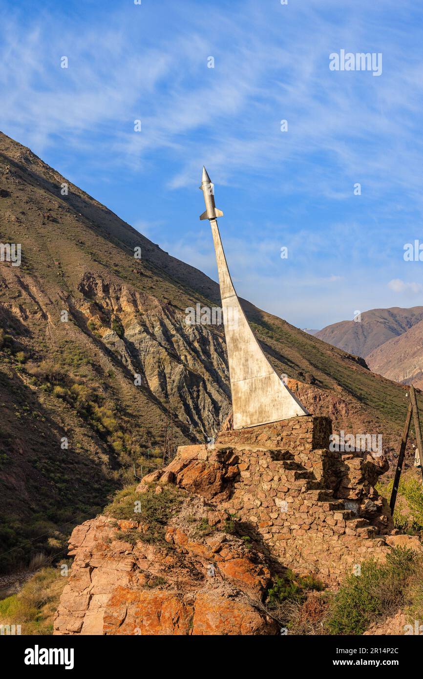 une copie plus petite du monument aux conquérants de l'espace au sommet d'un col de montagne sur la route ferroviaire vers bichkek kirghizistan Banque D'Images