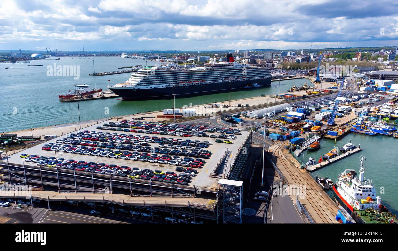 Bateau de croisière Queen Victoria amarré dans le port de Southampton sur la côte de la Manche dans le sud de l'Angleterre, Royaume-Uni - parking plein de nouvelles voitures juste Banque D'Images