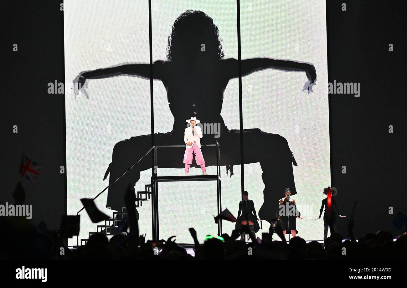 Liverpool, Royaume-Uni. 11th mai 2023. Gustaph, de Belgique, chante « parce que vous » lors de la deuxième demi-finale du concours Eurovision Song 67th (ESC) à la M&S Bank Arena. Credit: Peter Kneffel/dpa/Alay Live News Banque D'Images