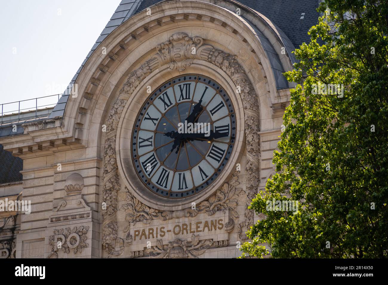 Horloge sur la façade de l'actuel Musée d'Orsay de Paris, anciennement la gare d'Orsay Banque D'Images