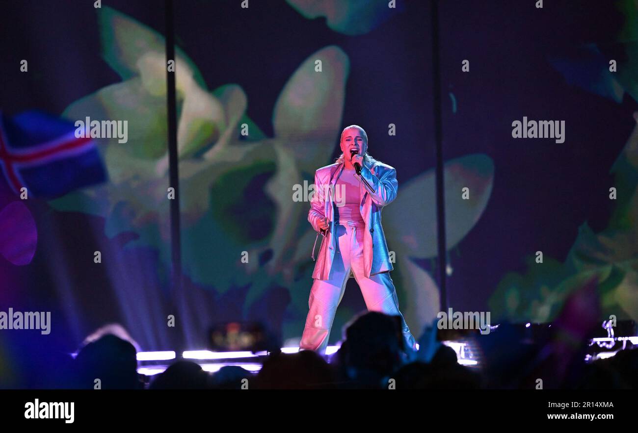 Liverpool, Royaume-Uni. 11th mai 2023. Diljá, originaire d'Islande, chante « Power » lors de la deuxième demi-finale du concours Eurovision Song 67th (ESC) à la M&S Bank Arena. Credit: Peter Kneffel/dpa/Alay Live News Banque D'Images