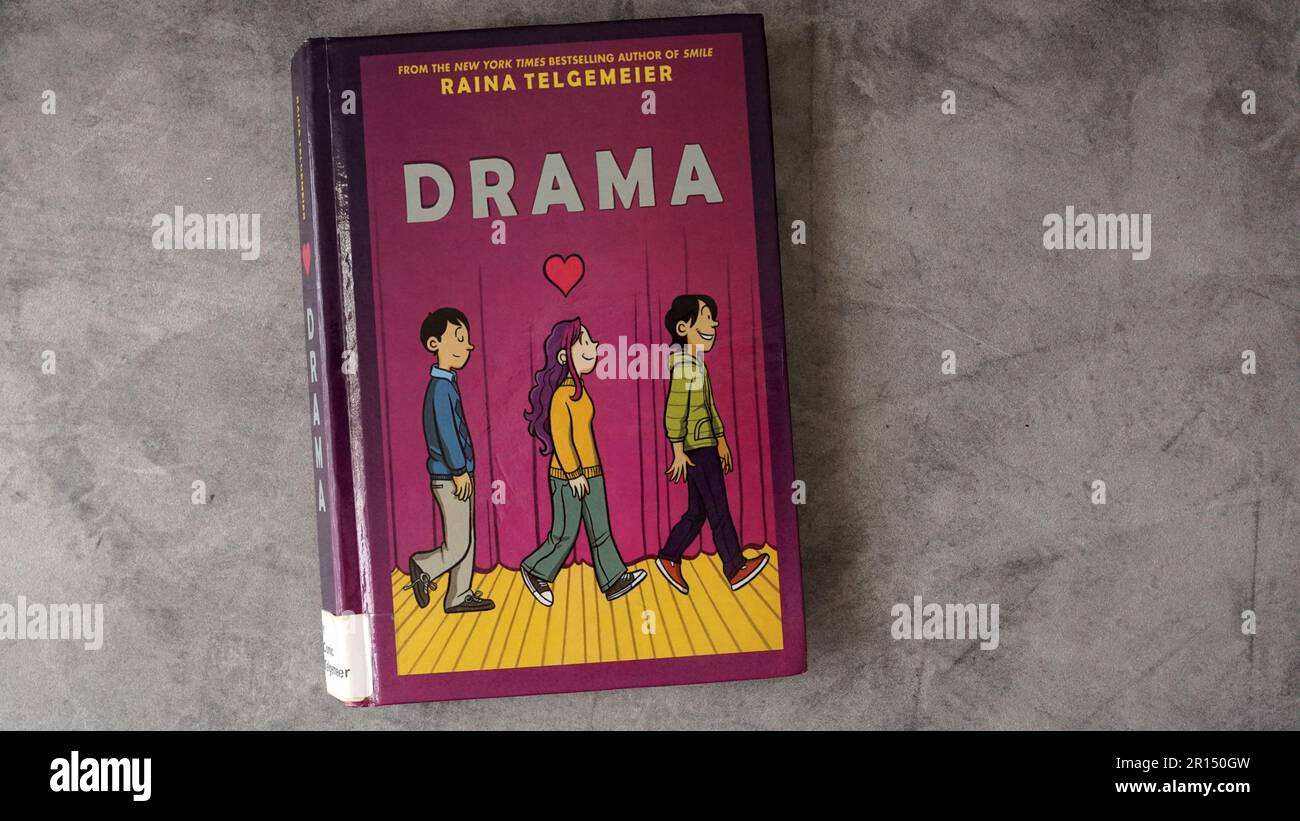Une copie du roman graphique de Raina Telgemeier, Drama. Le livre a atterri sur de nombreuses listes de livres interdites dans les écoles et les bibliothèques. Banque D'Images
