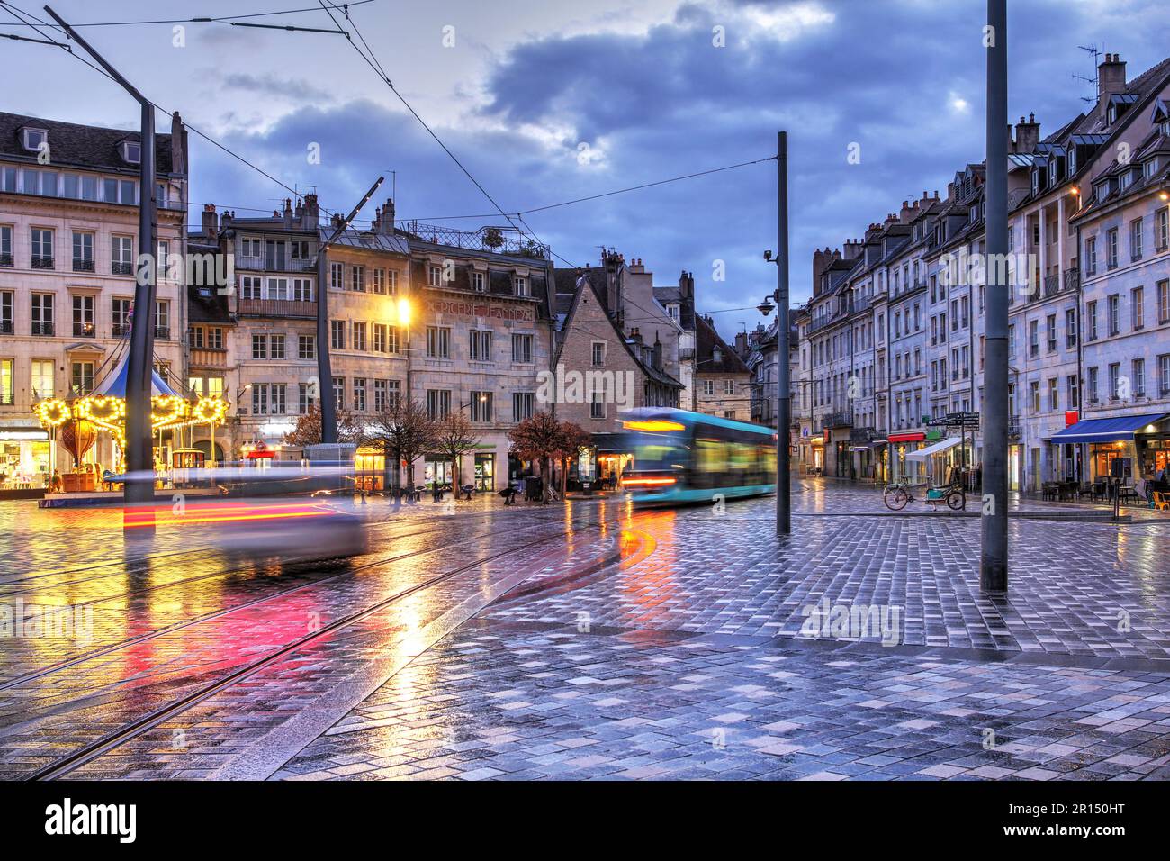 Place de la Révolution (place de la Révolution) au crépuscule avec maisons historiques dans la vieille ville de Besançon, France. Banque D'Images