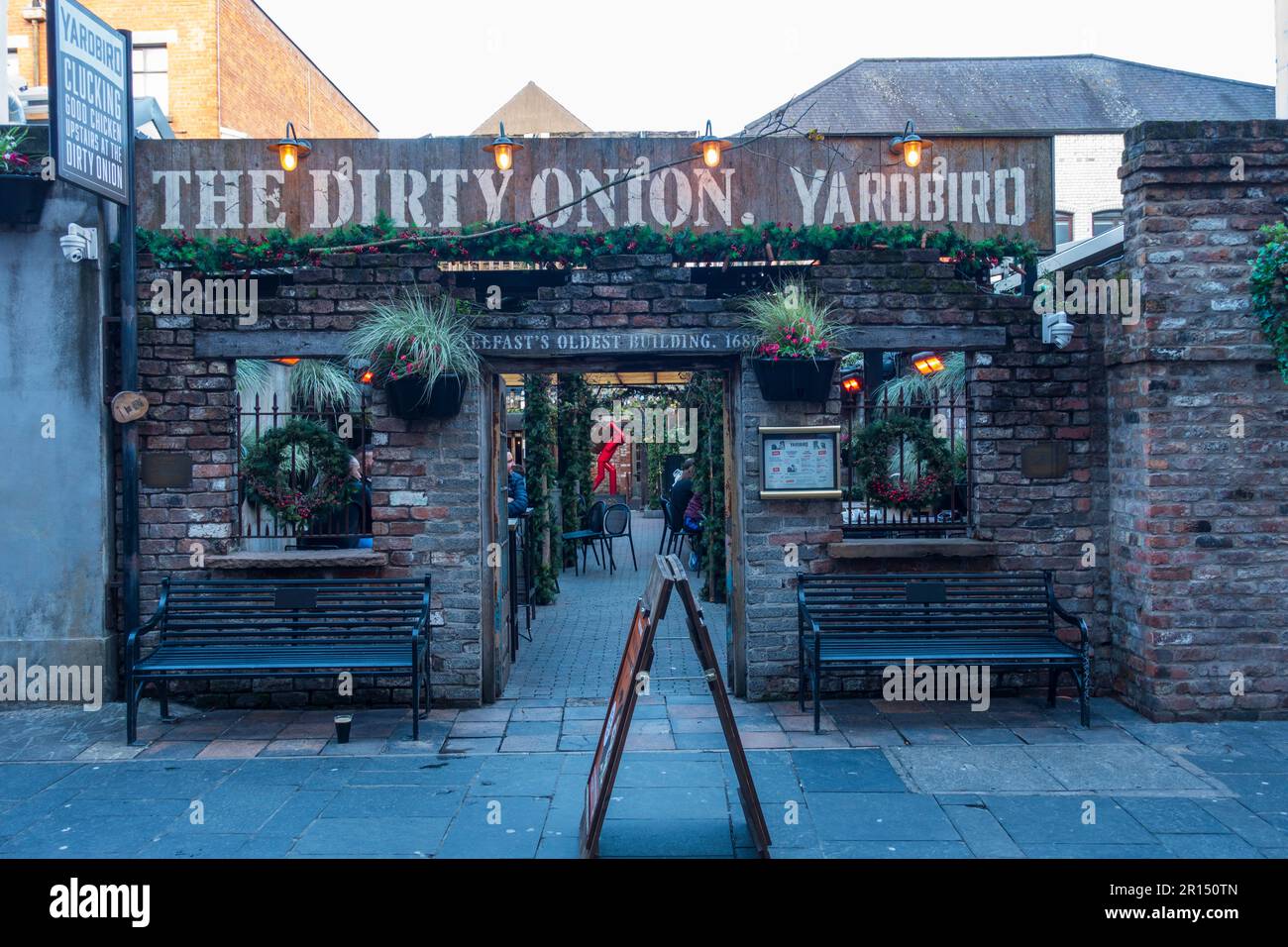 Le Dirty Onion et Yardbird, le plus ancien bâtiment intact à pans de bois de Belfast, sur Hill Street dans le quartier de la cathédrale, Belfast, Irlande du Nord, Royaume-Uni Banque D'Images
