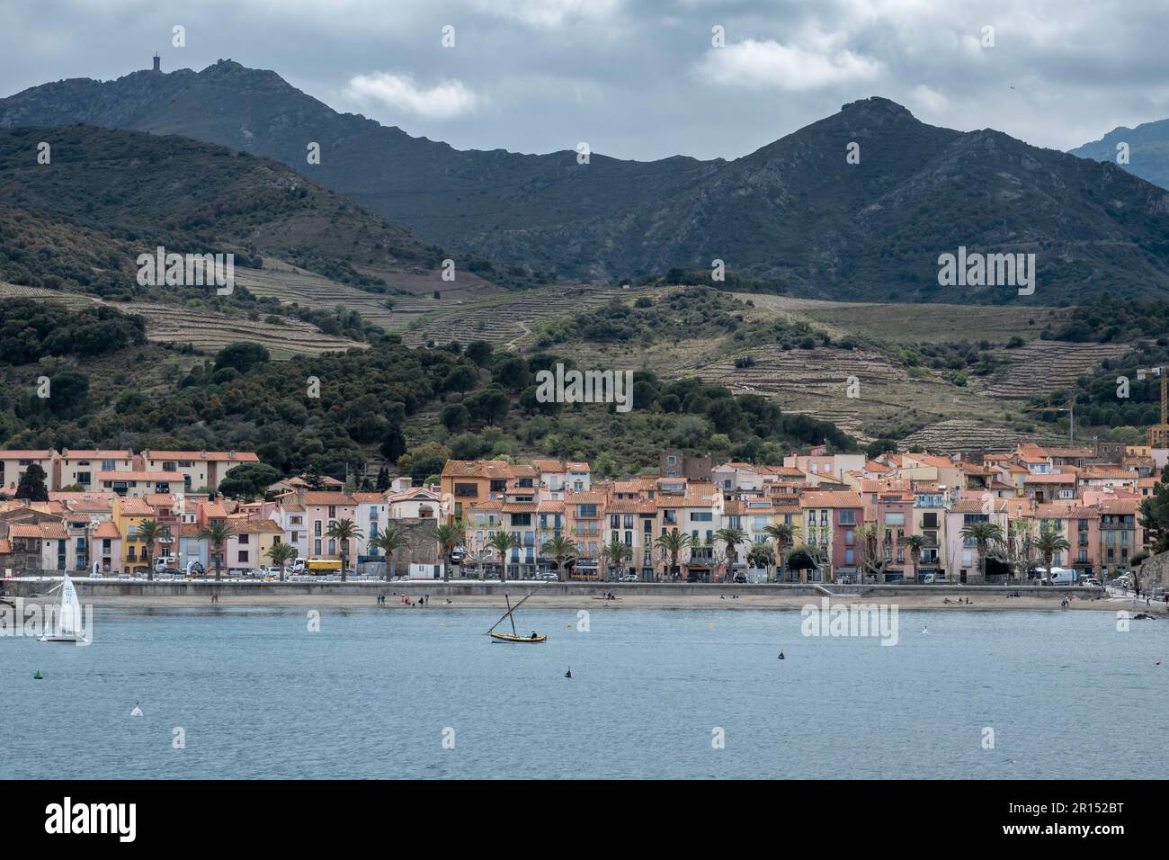 Paysage de la plage de Collioure avec les montagnes en France Banque D'Images