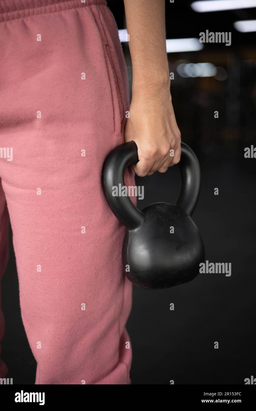 activité physique, main tenant une haltère sous forme de balle, exercice en salle de gym, poids de levage pour un style de vie sain Banque D'Images