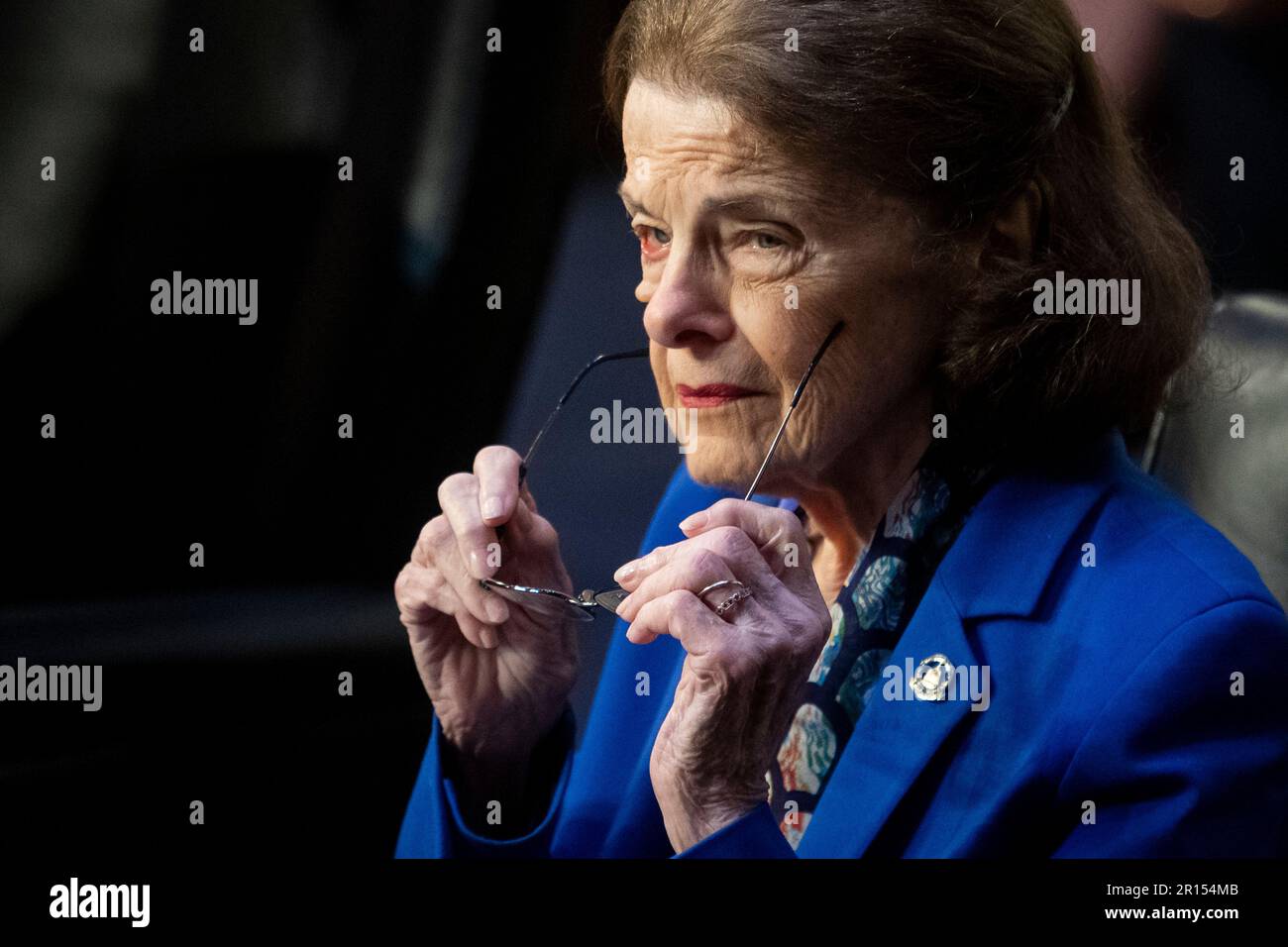 La sénatrice des États-Unis Dianne Feinstein (démocrate de Californie) prend son siège à la tribune lorsqu'elle revient au Sénat, alors qu'elle est aidée d'un fauteuil roulant pour une réunion de la Commission du Sénat sur la magistrature dans le bâtiment Hart du Bureau du Sénat à Washington, DC, jeudi, 11 mai 2023. Crédit : Rod Lamkey/CNP/MediaPunch Banque D'Images