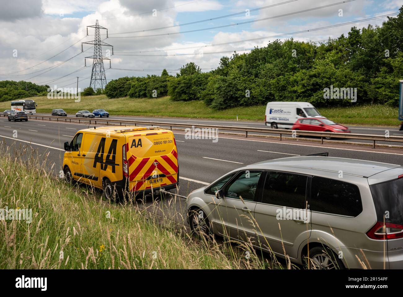 Voiture récupérée par une patrouille AA sur le M40 à Oxfordshire, Royaume-Uni Banque D'Images