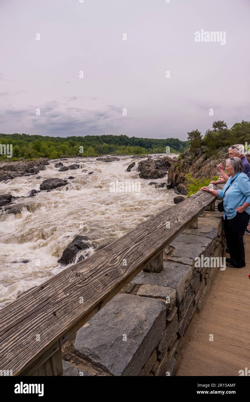 Les gens qui regardent les grandes chutes de la rivière Potomac depuis les grandes chutes surplombent (l'île d'Olmstead) dans le Chesapeake et le canal de l'Ohio National Historic Banque D'Images