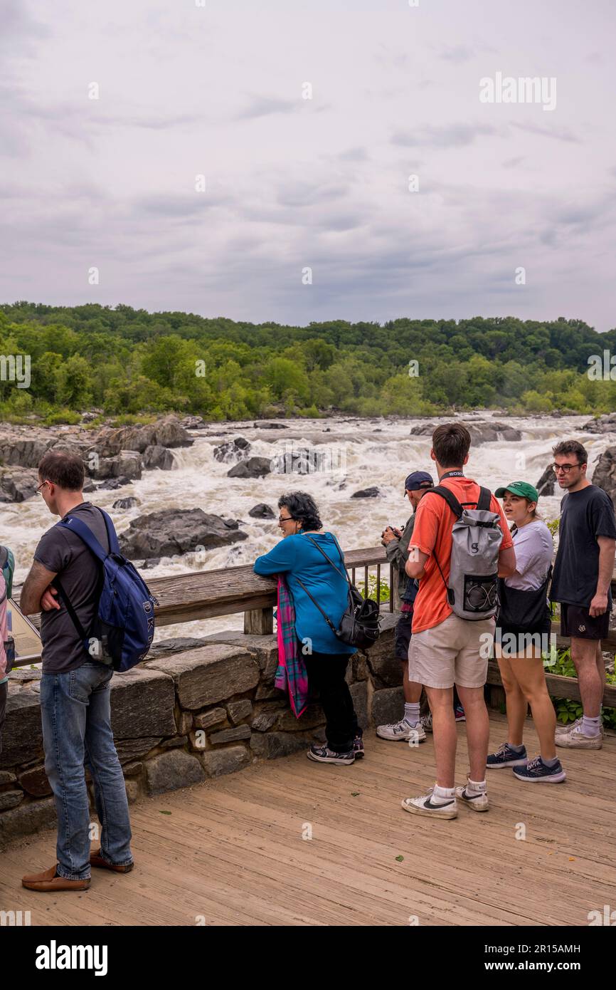 Les gens qui regardent les grandes chutes de la rivière Potomac depuis les grandes chutes surplombent (l'île d'Olmstead) dans le Chesapeake et le canal de l'Ohio National Historic Banque D'Images