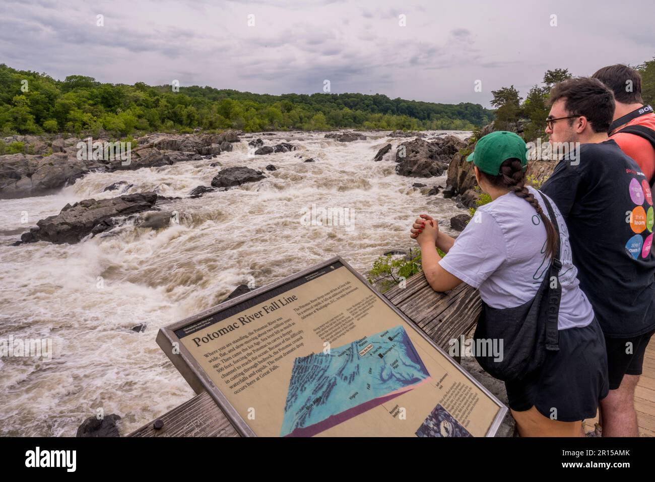 Les gens qui regardent les grandes chutes de la rivière Potomac depuis les grandes chutes surplombent (l'île d'Olmstead) dans le Chesapeake et le canal de l'Ohio National Historic Banque D'Images
