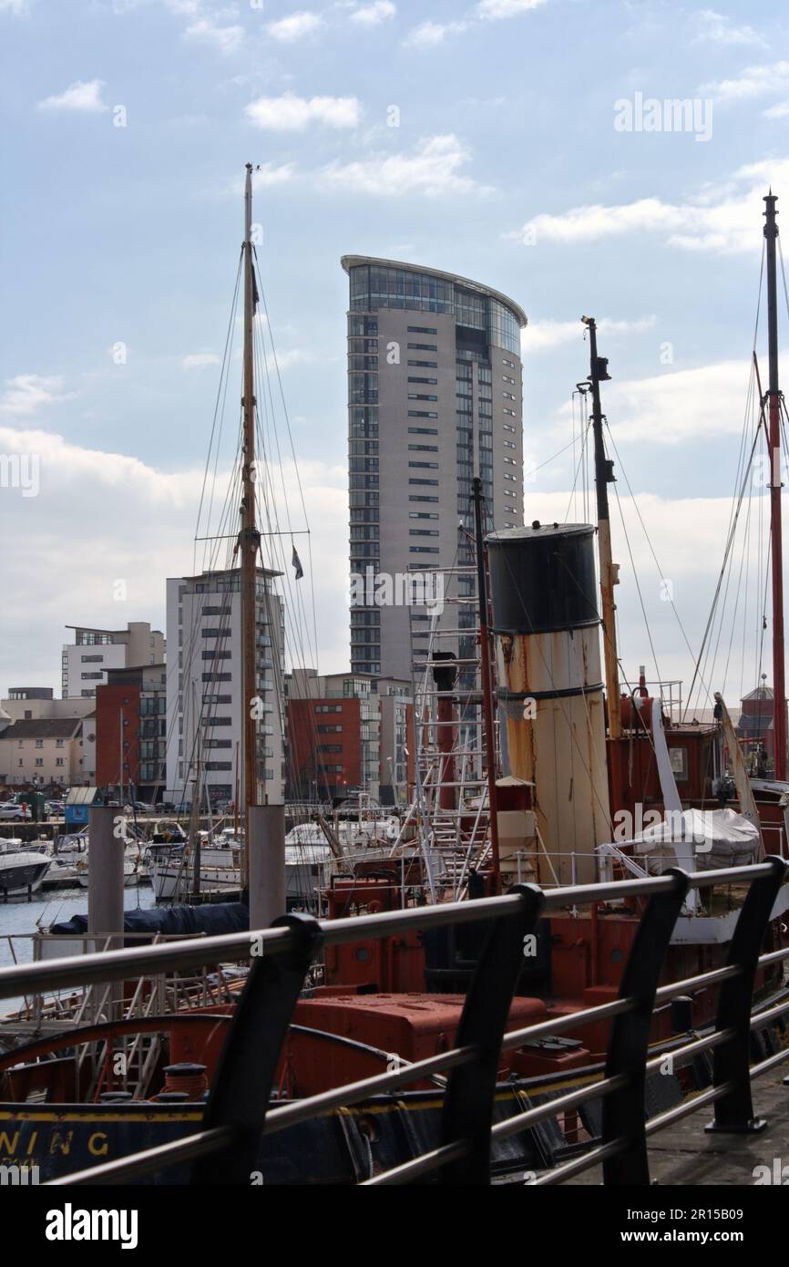 Bateaux amarrés dans le quai de la vieille ville qui est maintenant Swansea marina, pays de Galles Royaume-Uni Banque D'Images