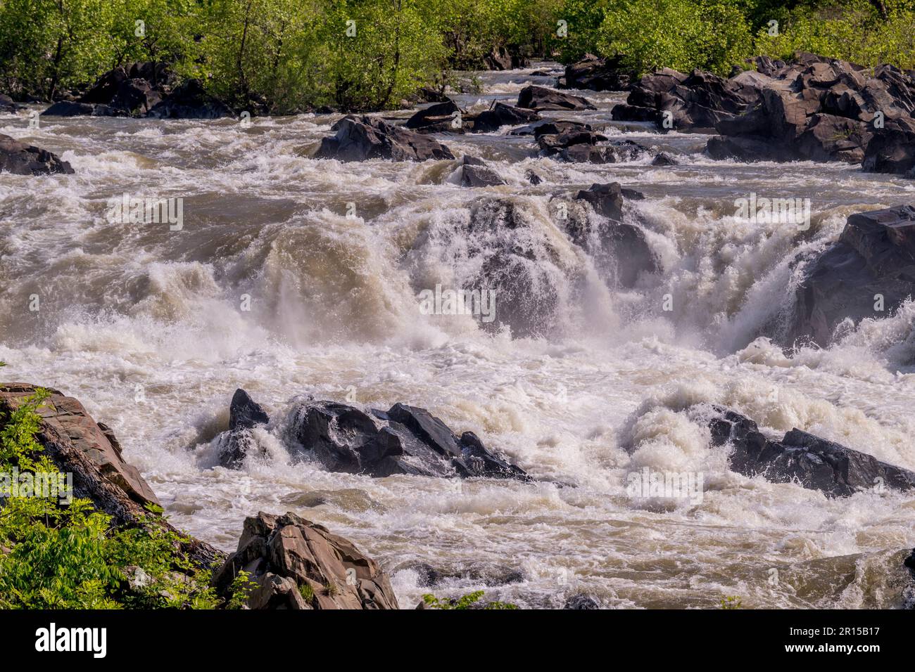 Vue détaillée des grandes chutes depuis une plate-forme d'observation le long de la rivière Potomac, Great Falls Park, Virginie, États-Unis d'Amérique. Banque D'Images