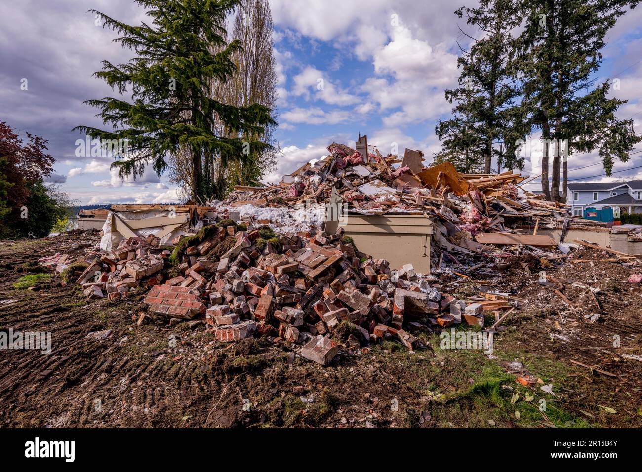 Une maison démolie pour faire de la place pour de nouvelles constructions à Kirkland, État de Washington, États-Unis. Banque D'Images