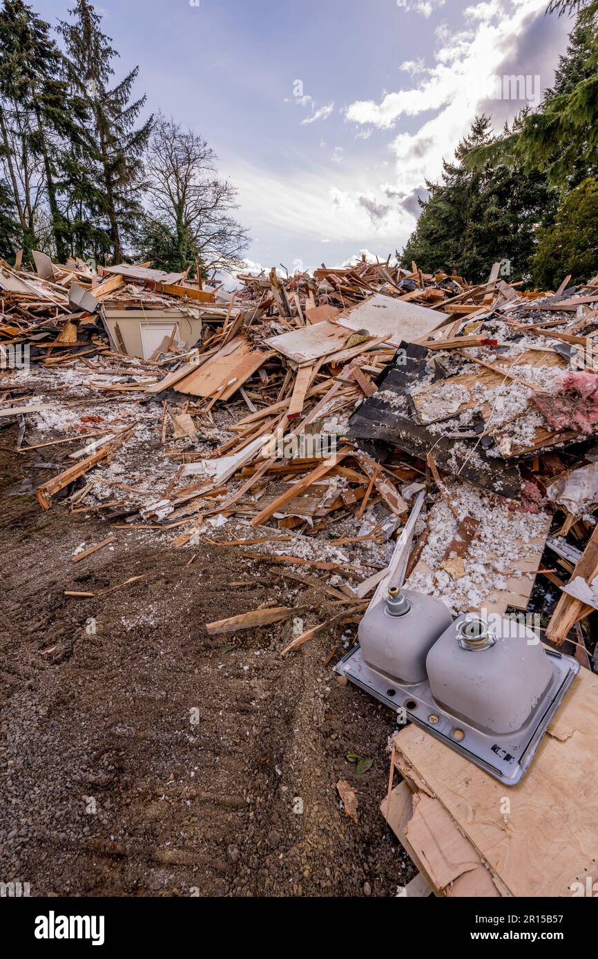 Une maison démolie pour faire de la place pour de nouvelles constructions à Kirkland, État de Washington, États-Unis. Banque D'Images