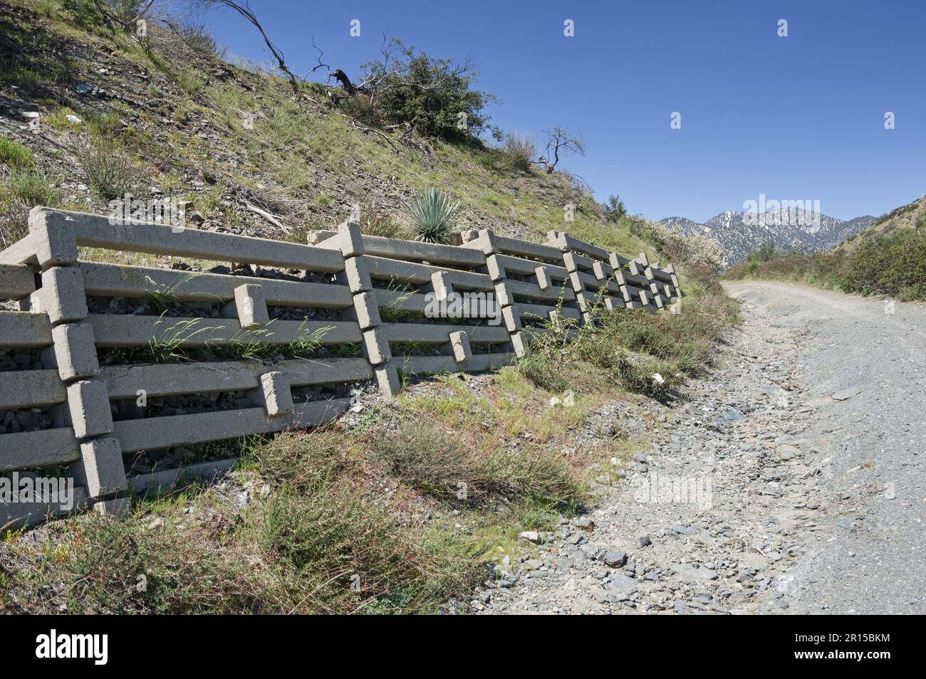 Le renforcement de la pente de cale en béton le long d'une route de gravier coupée dans les montagnes de San Gabriel Banque D'Images