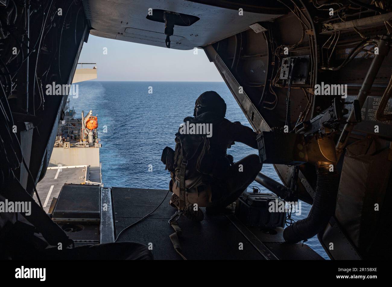 ÉTATS-UNIS Les Marines affectés à l'escadron de Tiltrotor moyen marin 364 (VMM-364) se préparent à atterrir sur l'USS Lewis B Puller dans la mer Rouge, 26 avril 2023. VMM-364 fournit un soutien essentiel à de multiples opérations au sein de la Force opérationnelle conjointe combinée - Horn of Arica et AFRICOM. (É.-U. Photo de la Force aérienne par le sergent d'état-major Aaron Irvin) Banque D'Images