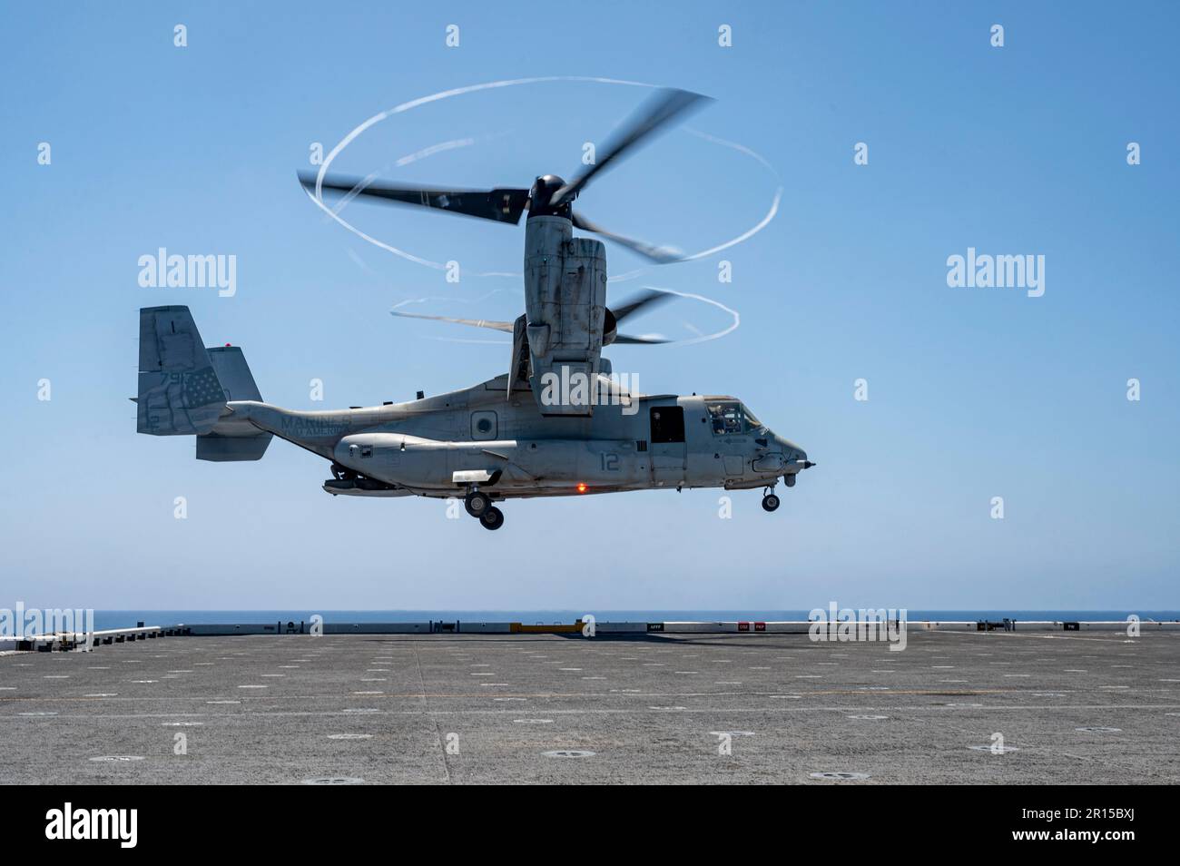 ÉTATS-UNIS Les Marines affectés à l'escadron de Tiltrotor moyen marin 364 (VMM-364), atterrient un Osprey MV-22B sur l'USS Lewis B Puller dans la mer Rouge, au 29 avril 2023. Marines, avec VMM-364, a mené plusieurs exercices tactiles pour s'assurer que tous les membres de l'équipage restent compétents tout en soutenant les manœuvres navales et les objectifs au niveau de la flotte. (É.-U. Photo de la Force aérienne par le sergent d'état-major Aaron Irvin) Banque D'Images