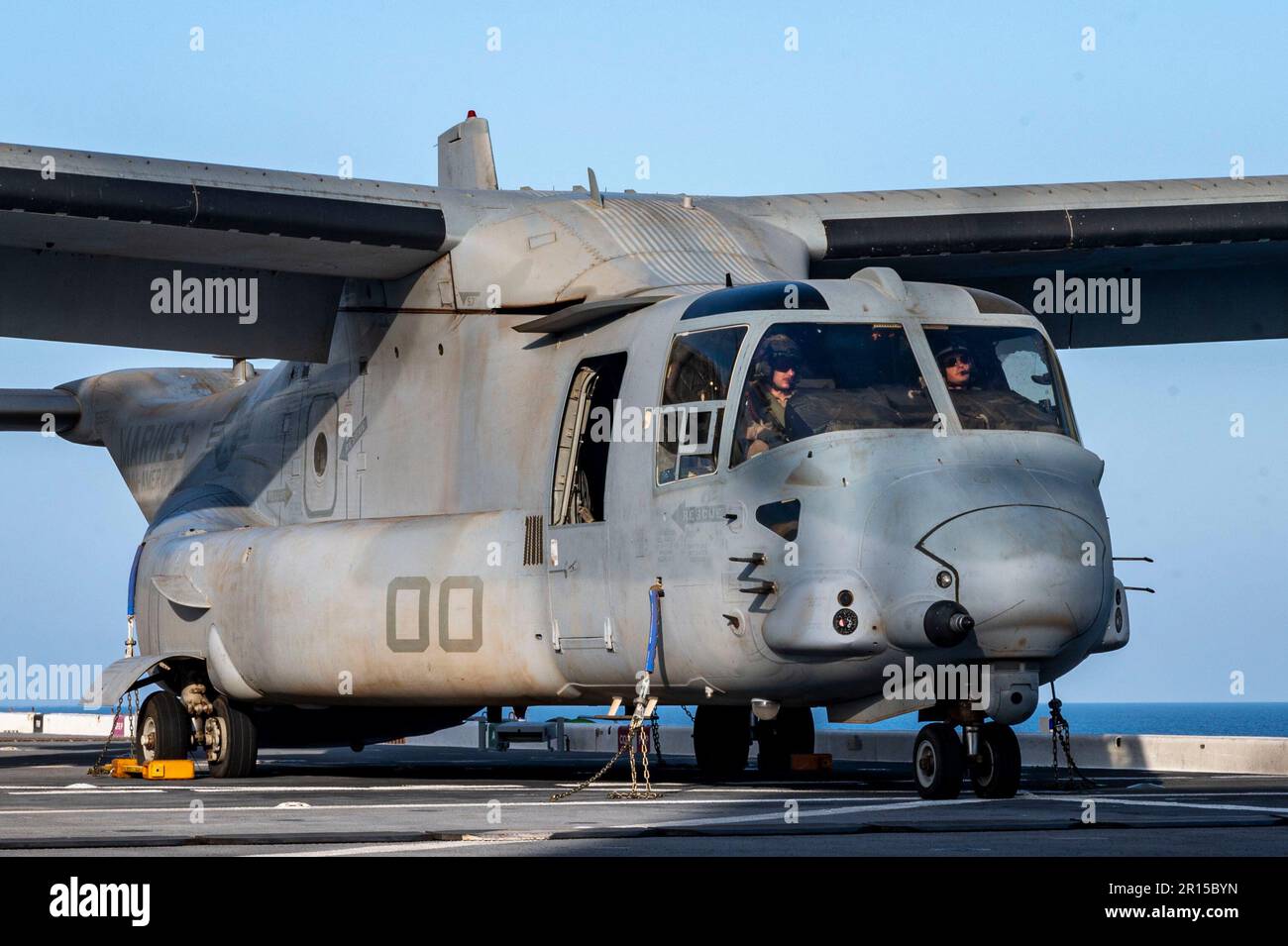 ÉTATS-UNIS Les Marines affectés à l'escadron de Tiltrotor moyen marin 364 (VMM-364) se préparent à recevoir du carburant dans leur Osprey MV-22B lorsqu'elles sont à bord de l'USS Lewis B Puller dans la mer Rouge, au 26 avril 2023. VMM-364 fournit un soutien essentiel à de multiples opérations au sein de la Force opérationnelle conjointe combinée - Horn of Arica et AFRICOM. (É.-U. Photo de la Force aérienne par le sergent d'état-major Aaron Irvin) Banque D'Images