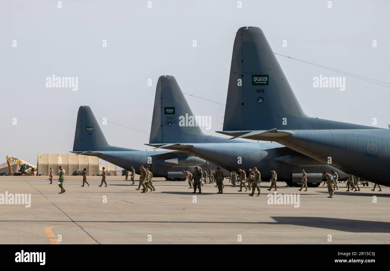 Des aviateurs affectés à l'escadre expéditionnaire aérienne de 378th participent à une promenade sur les débris d'objets étrangers de l'escadre à la base aérienne de Prince Sultan, Royaume d'Arabie saoudite, 11 mai 2023. Les membres de l'AEW 378th et de la Royal Saudi Air Force se sont associés pour dégager la FOD de la ligne de vol afin d'éviter des dommages au moteur ou à la structure de l'avion. (É.-U. Photo de la Force aérienne par le Premier Airman Stephani Barge) Banque D'Images