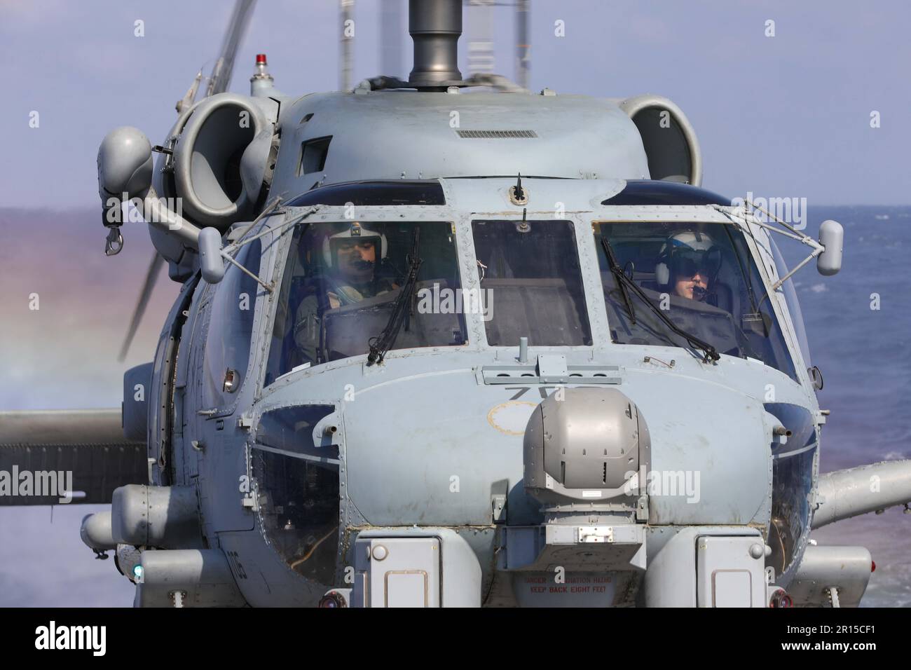 230508-N-NS135-1037 OCÉAN ATLANTIQUE (8 mai 2023) des pilotes d'un buse de mer MH-60R, affectés à HSM-70, atterrissent sur le pont de vol du destroyer de missiles guidés de classe Arleigh Burke USS Ramage (DDG 61) pour un transfert de passagers, 8 mai 2023. Le groupe de grève des transporteurs Gerald R. Ford (GRFCSG) effectue un déploiement prévu dans l'océan Atlantique. Le GRFCSG fournit une force navale intrinsèquement flexible, capable de se déployer sur les commandements du combattant pour répondre aux missions émergentes, dissuader les adversaires potentiels, rassurer les alliés et les partenaires, renforcer la sécurité et garantir la libre circulation du commerce mondial. Banque D'Images