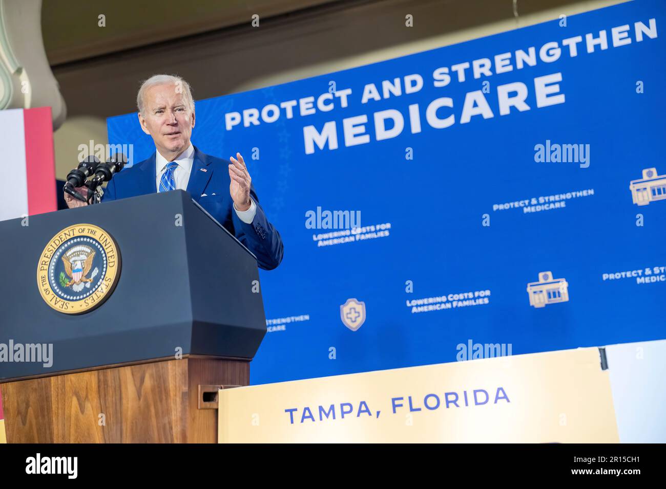 Le président Joe Biden prononce un discours sur la sécurité sociale et l'assurance-maladie, jeudi, 9 février 2023, à l'Université de Tampa, en Floride. (Photo officielle de la Maison Blanche par Adam Schultz) Banque D'Images
