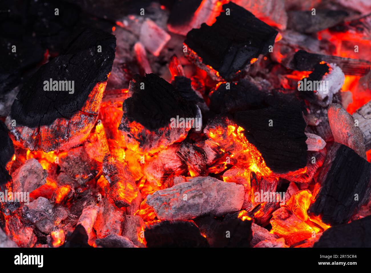 Barbecue Grill Pit avec Briquettes au charbon chaud et flamboyantes, gros plan Banque D'Images