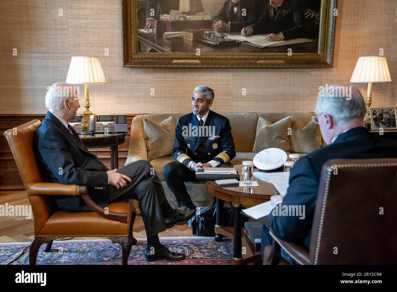 Le président Joe Biden tient une réunion sur la santé mentale avec les États-Unis Le chirurgien général Dr Vivek Murthy, jeudi, 16 mars 2023, dans la salle des traités de la Maison Blanche. (Photo officielle de la Maison Blanche par Erin Scott) Banque D'Images
