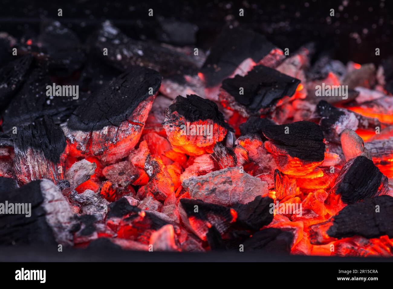 Barbecue Grill Pit avec Briquettes au charbon chaud et flamboyantes, gros plan Banque D'Images