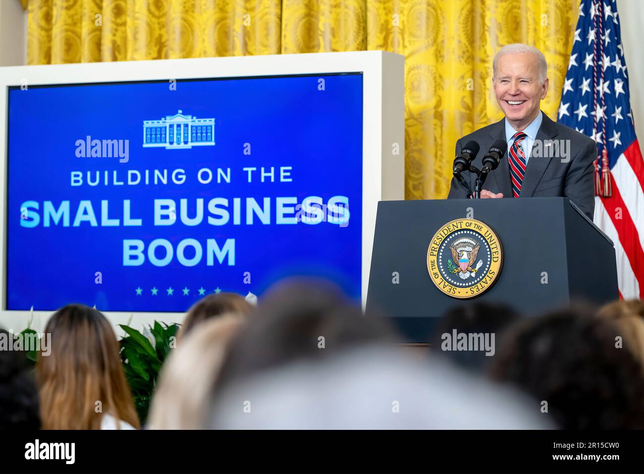 Le président Joe Biden prononce une allocution lors du Sommet des femmes d’affaires de la SBA, lundi, à 27 mars 2023, dans la salle est de la Maison Blanche. (Photo officielle de la Maison Blanche par Adam Schultz) Banque D'Images