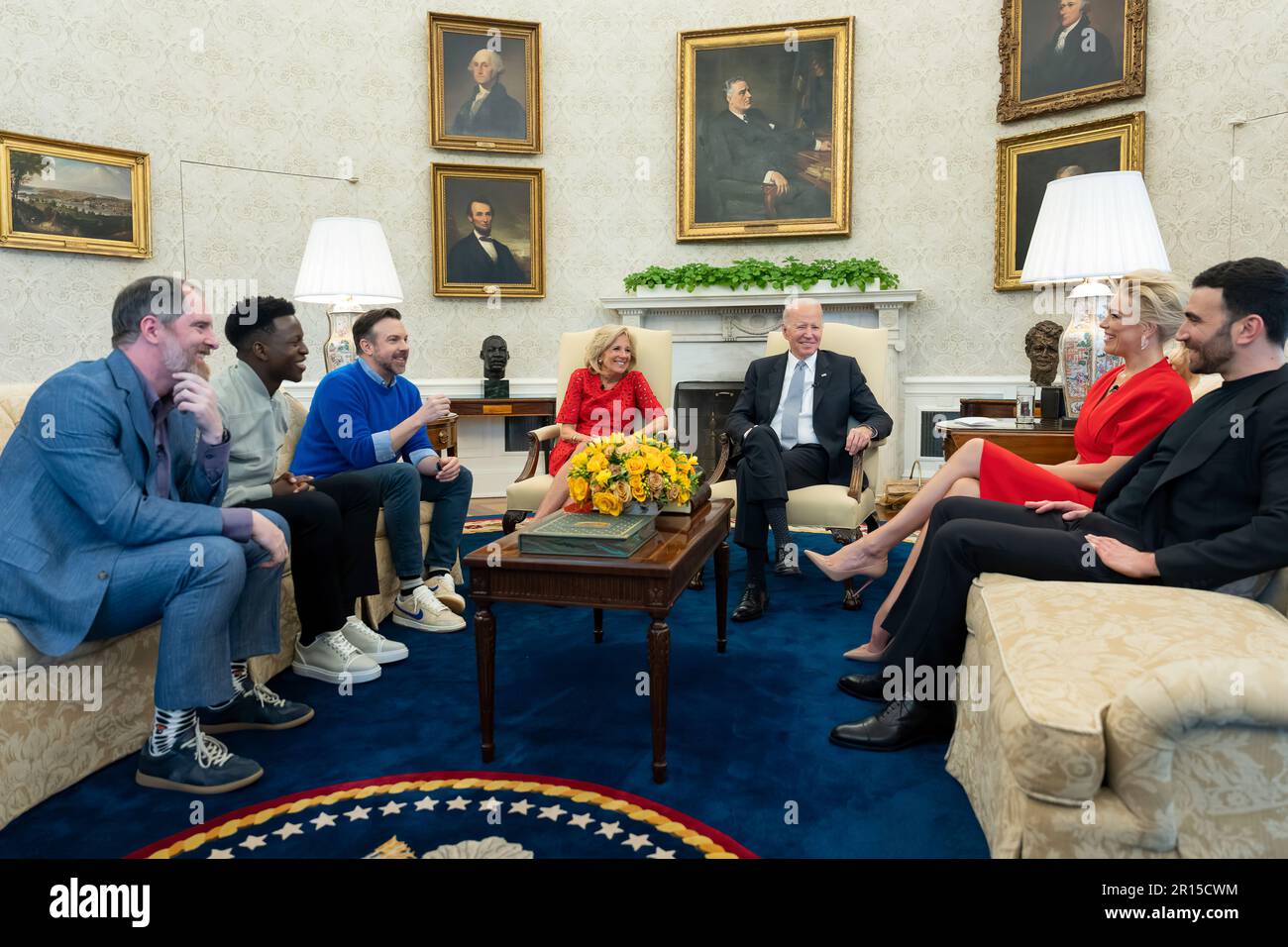 Le président Joe Biden et la première dame Jill Biden rencontrent la troupe de « Ted Lasso » pour discuter de l'importance de la santé mentale, lundi, 20 mars 2023, dans le Bureau ovale de la Maison Blanche. (Photo officielle de la Maison Blanche par Adam Schultz) Banque D'Images