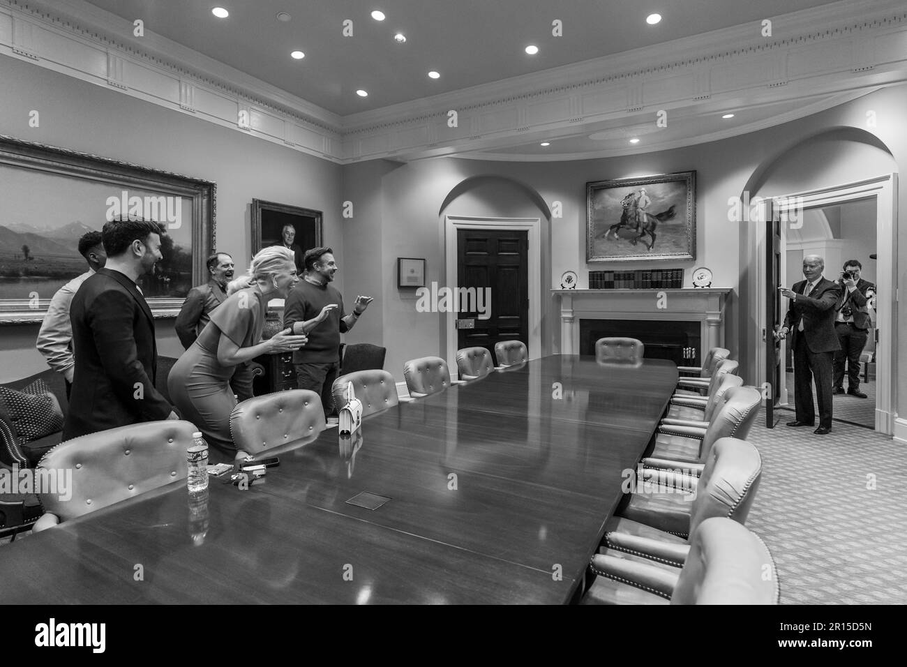 Le président Joe Biden surprend la troupe de « Ted Lasso » avant des accueillir au Bureau ovale, lundi, 20 mars 2023, dans la salle Roosevelt de la Maison Blanche. Les acteurs se sont rendus à la Maison Blanche pour discuter de l'importance de la santé mentale. (Photo officielle de la Maison Blanche par Cameron Smith) Banque D'Images