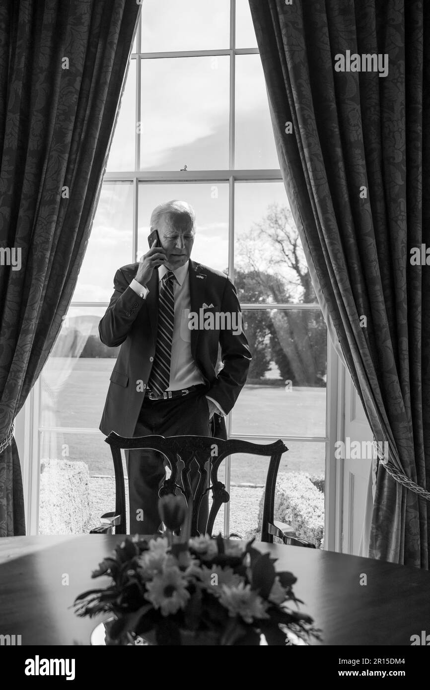 Le président Joe Biden s'entretient avec l'ancien ambassadeur du Royaume-Uni aux États-Unis Peter Westmacott, jeudi, 13 avril 2023, à la résidence Deerfield à Dublin. (Photo officielle de la Maison Blanche par Adam Schultz) Banque D'Images