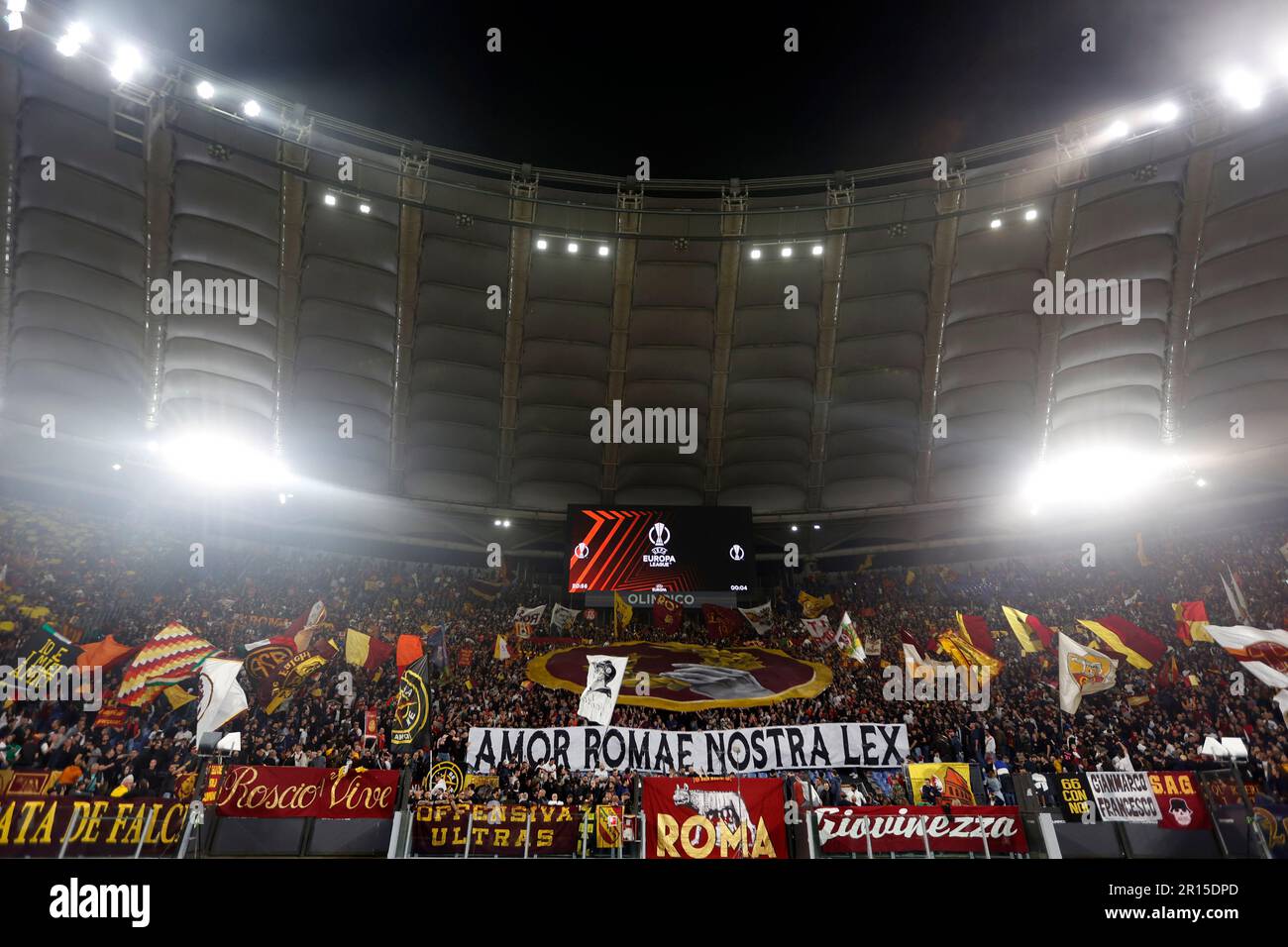 Rome, Italie. 11th mai 2023. Les fans roms réagiront avant le début du match de football demi-tinal de la Ligue Europa entre Roma et Leverkusen au stade olympique de RomeÕs, 11 mai 2023. Roma défait Leverkusen 1-0. Crédit: Riccardo de Luca - mise à jour des images/Alamy Live News Banque D'Images