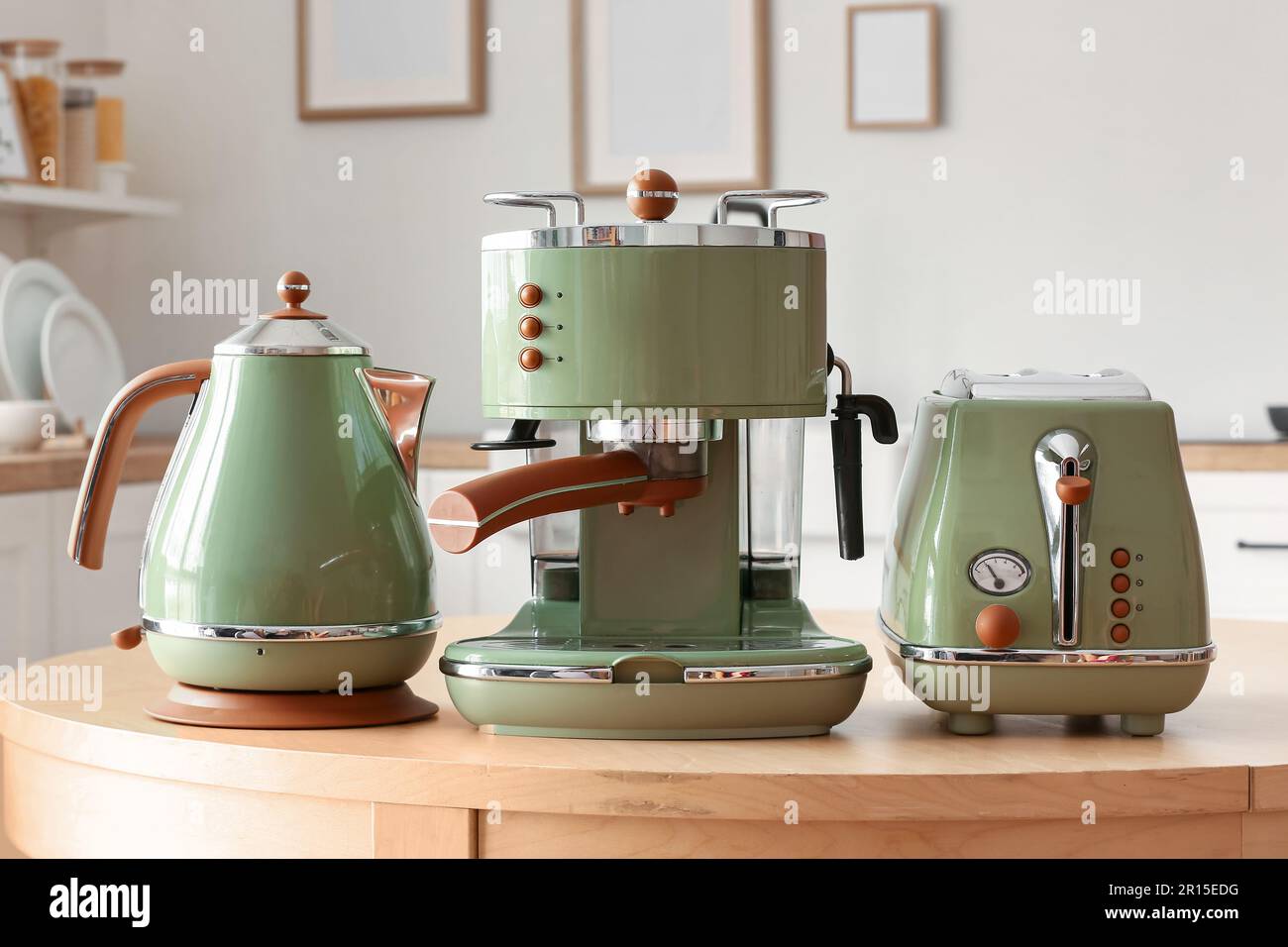 bouilloire électrique, grille-pain et machine à café sur une table en bois  dans la cuisine Photo Stock - Alamy