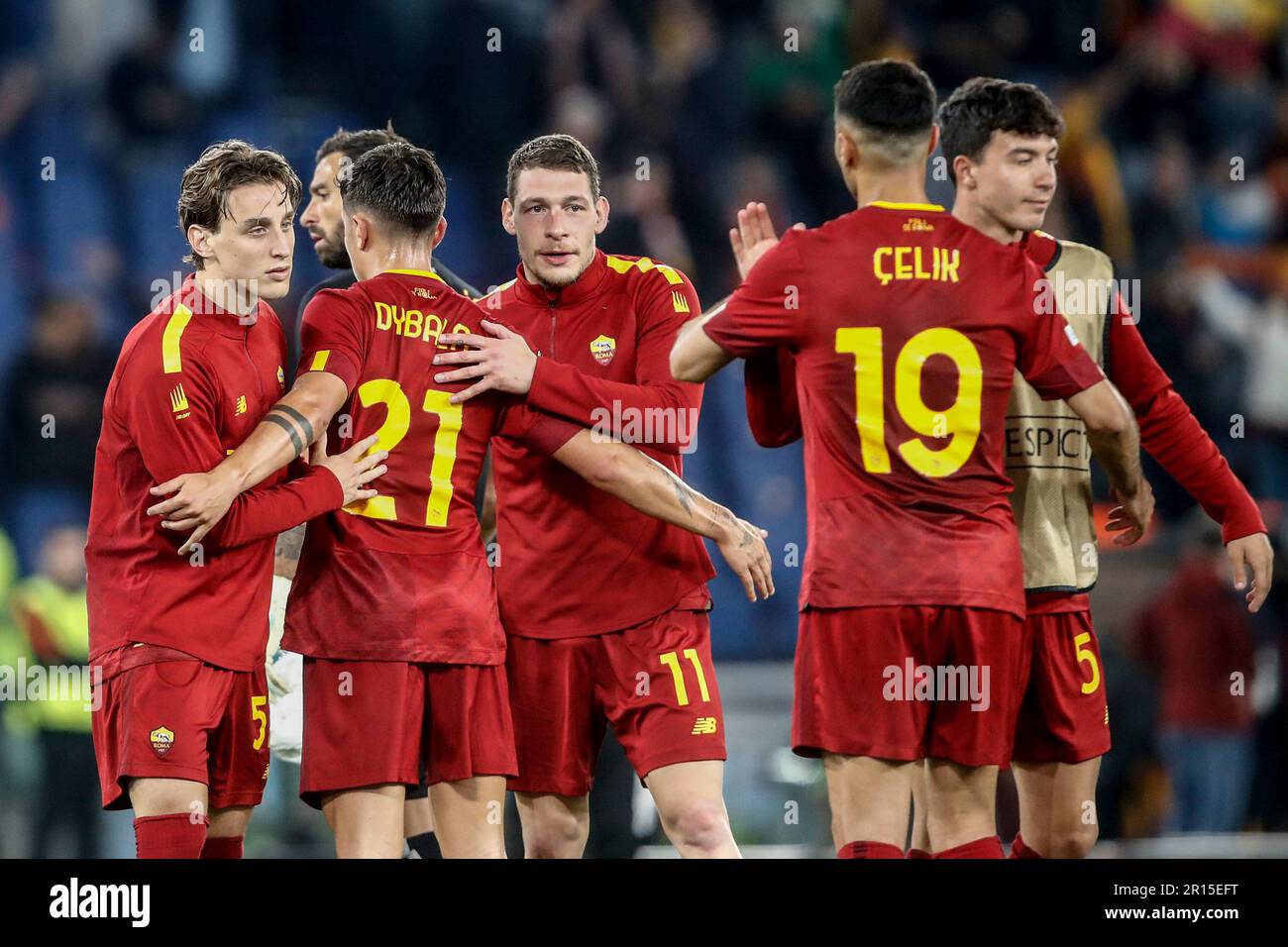 Rome, Italie. 11th mai 2023. ALORS que les joueurs roms félicitent la fin du match de football semi-fin de l'UEFA Europa League entre Roma et Leverkusen au stade olympique de RomeÕs, 11 mai 2023. Roma défait Leverkusen 1-0. Crédit: Riccardo de Luca - mise à jour des images/Alamy Live News Banque D'Images