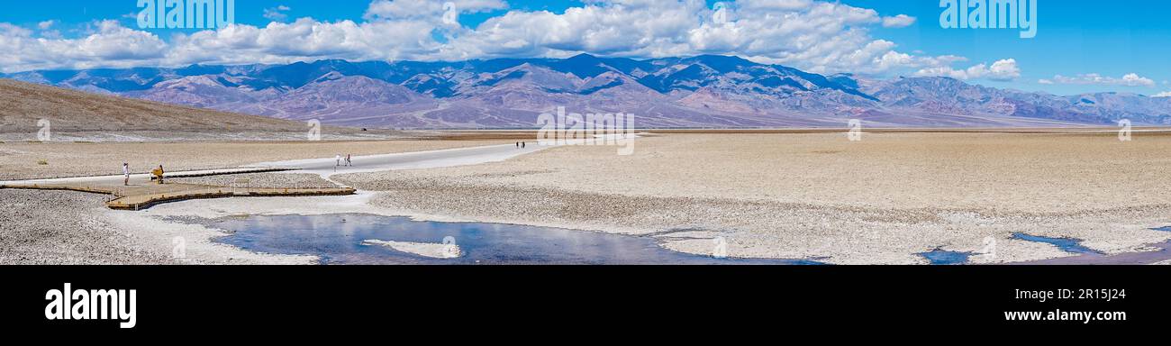 Panorama of Badwater Basin est un bassin endohéique situé dans le parc national de la Vallée de la mort, en Californie, qui est le point le plus bas d'Amérique du Nord. Banque D'Images