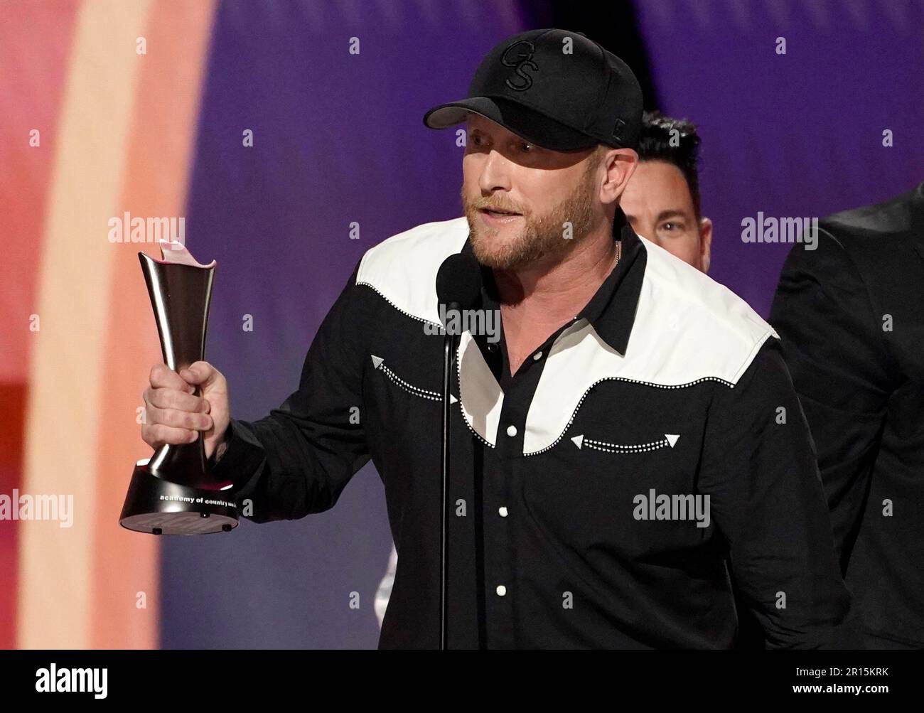 Cole Swindell accepts the award for song of the year for "She Had Me at Heads Carolina" at the 58th annual Academy of Country Music Awards on Thursday, May 11, 2023, at the Ford Center in Frisco, Texas. (AP Photo/Chris Pizzello) Banque D'Images