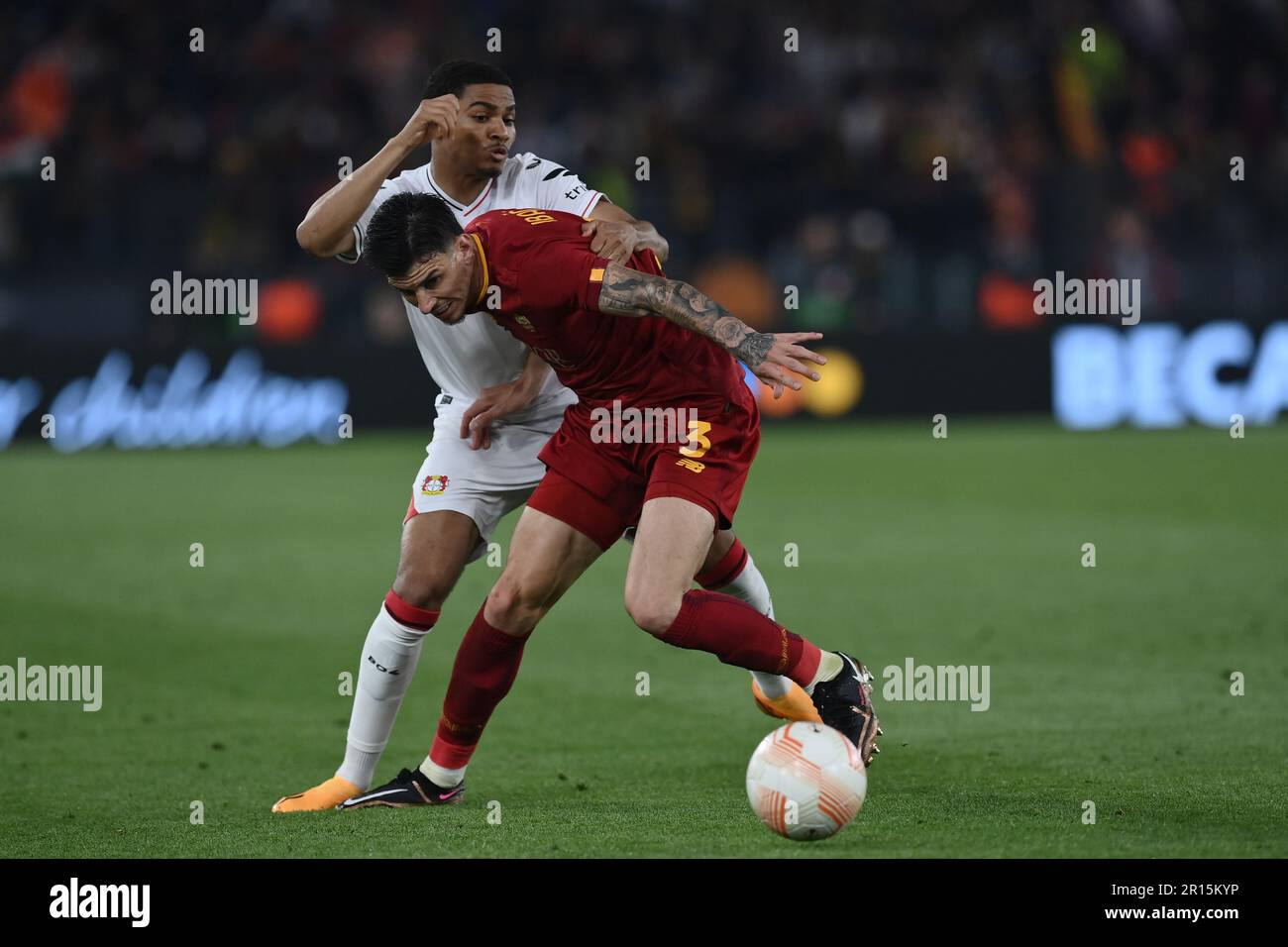 Roger Ibanez (Roma)amine Adli (Bayer 04 Leverkusen) lors du match de l'UEFA 'Europa League 2022 2023 entre Roma 1-0 Leverkusen au stade Olimpic sur 11 mai 2023 à Rome, en Italie. Credit: Maurizio Borsari/AFLO/Alay Live News Banque D'Images