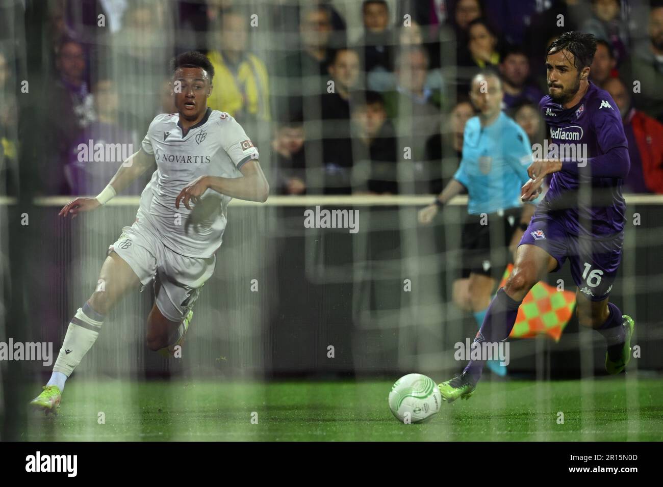 DaN Ndoye (Bâle 1893)Luca Ranieri (Fiorentina) lors du match de la "Conférence League 2022 2023" de l'UEFA entre Fiorentina 1-2 Bâle au stade Artemio Franchi de 11 mai 2023 à Florence, en Italie. Credit: Maurizio Borsari/AFLO/Alay Live News Banque D'Images