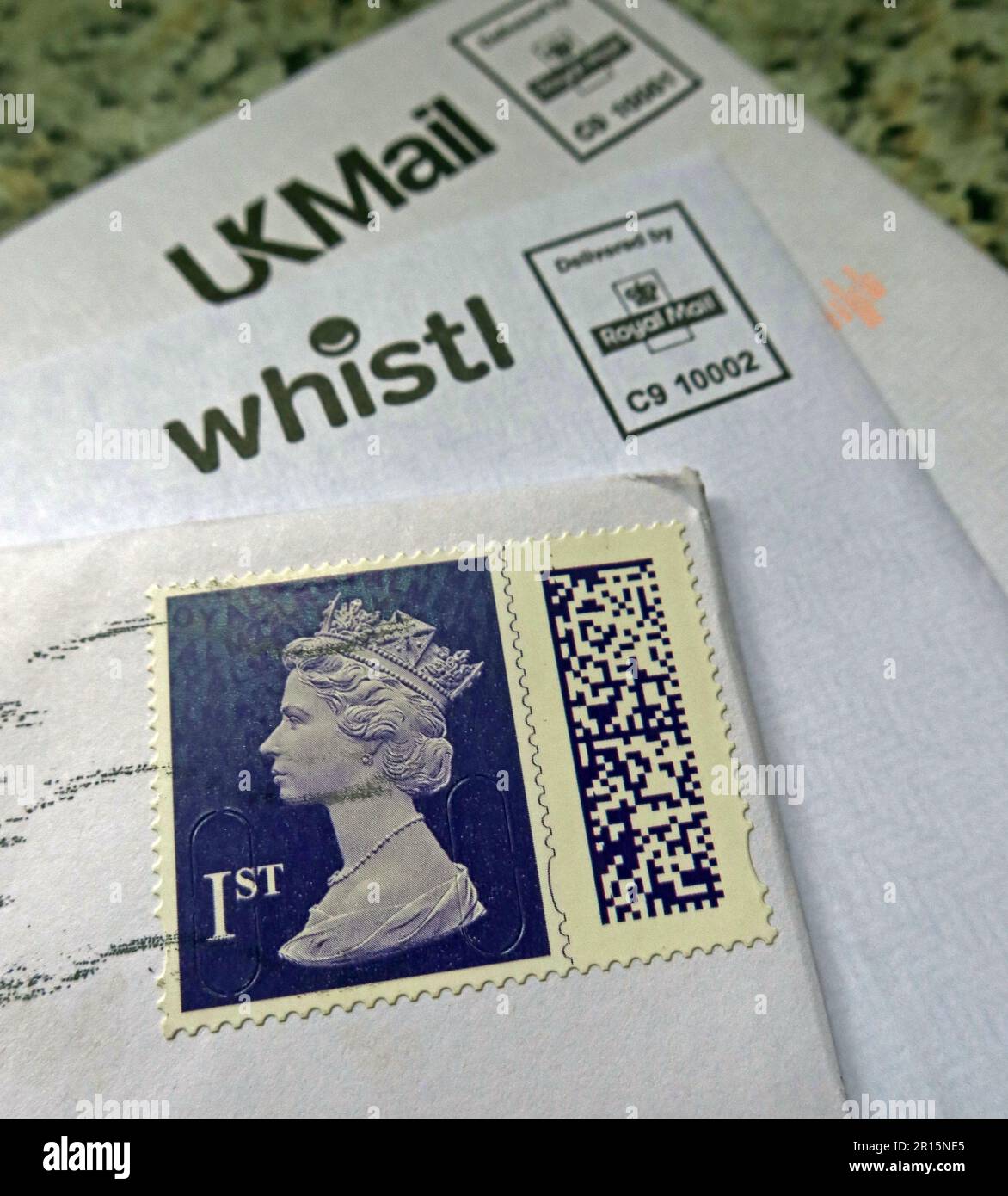 Nouveaux timbres à code-barres Royal Mail de classe 1st au Royaume-Uni, Queen Elizabeth II - UKMail & Whistl Banque D'Images