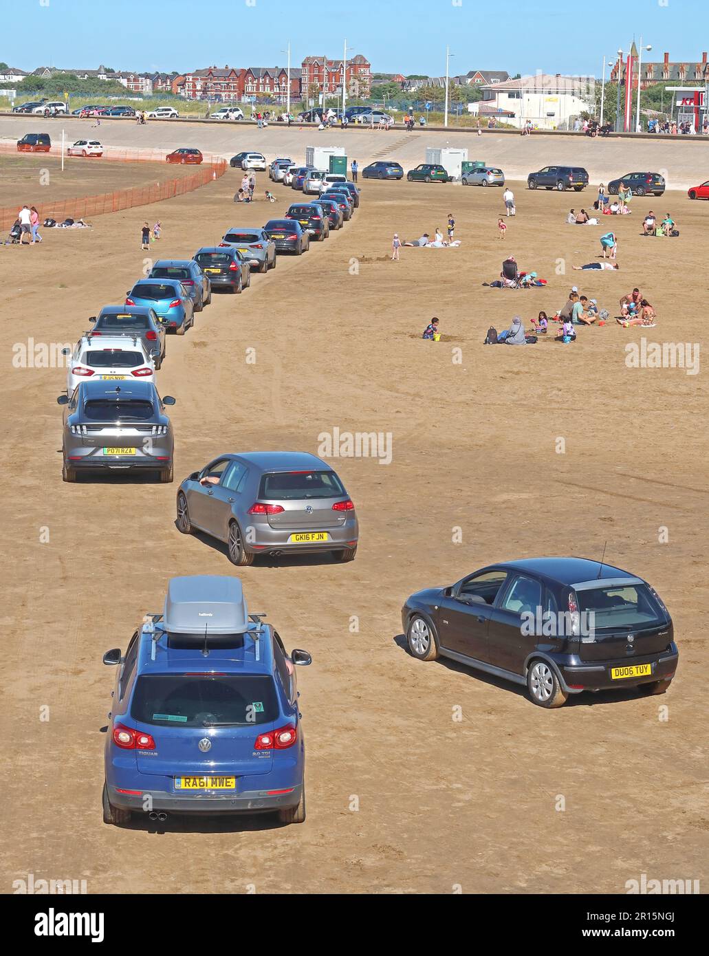 Files d'attente de voitures et de véhicules au départ de Southport Beach, Lancashire, Angleterre, Royaume-Uni, PR9 1RX Banque D'Images