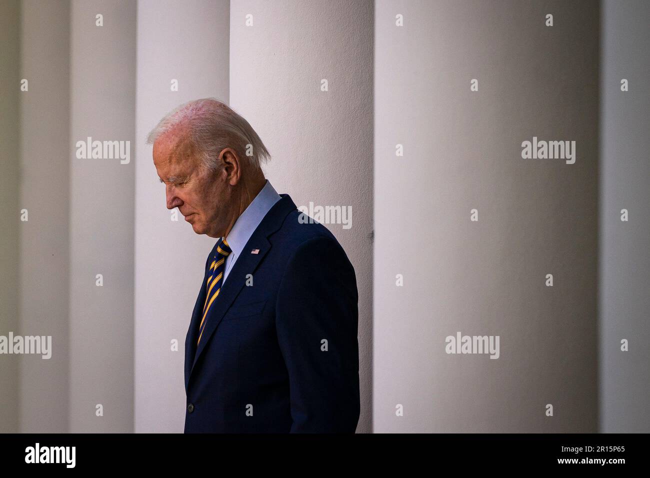 Washington, DC, États-Unis. 11th mai 2023. Le président des États-Unis Joe Biden arrive jeudi à 11 mai, dans la roseraie de la Maison Blanche à Washington, DC, Etats-Unis, 2023. L'administration Biden a annoncé un plan visant à adopter de nouvelles normes énergétiques pour les maisons construites et financées par le gouvernement fédéral, une mesure qui, selon les fonctionnaires, entraînera des économies d'énergie de plus de 35 % pour les familles. Credit: Al Drago/Pool via CNP/dpa/Alay Live News Banque D'Images