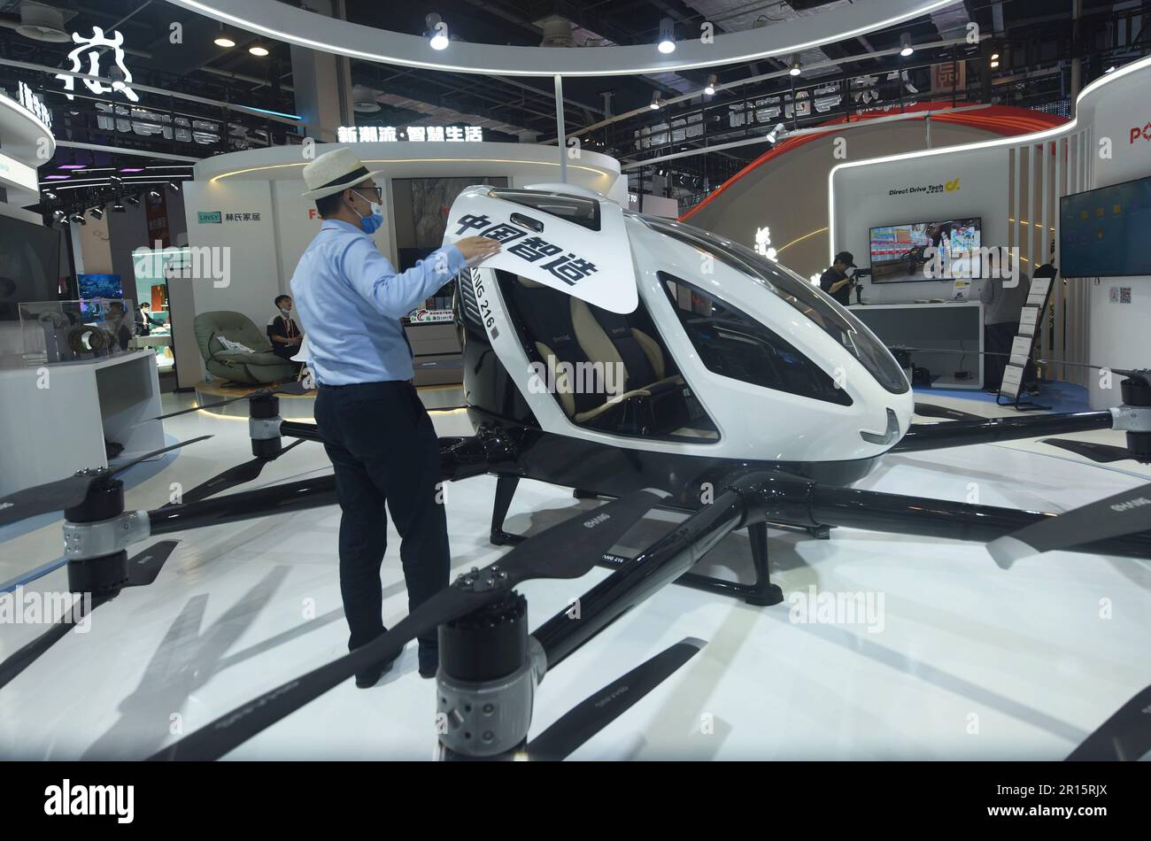 SHANGHAI, CHINE - 10 MAI 2023 - les visiteurs regardent et découvrent le véhicule de vol autonome de classe habitée Etang lors de l'événement China Brand Day 2023 à S. Banque D'Images