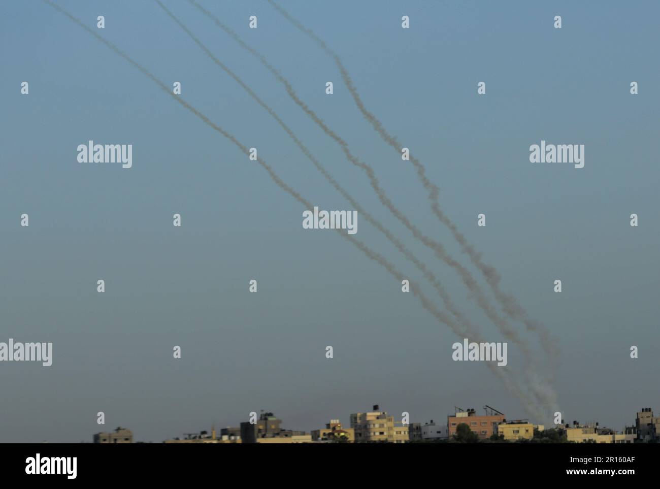 Gaza, Palestine. 11th mai 2023. Des roquettes sont tirées par des combattants des Brigades Al-Quds, l'aile armée du Jihad islamique palestinien dans l'est de la ville de Gaza. Crédit : SOPA Images Limited/Alamy Live News Banque D'Images