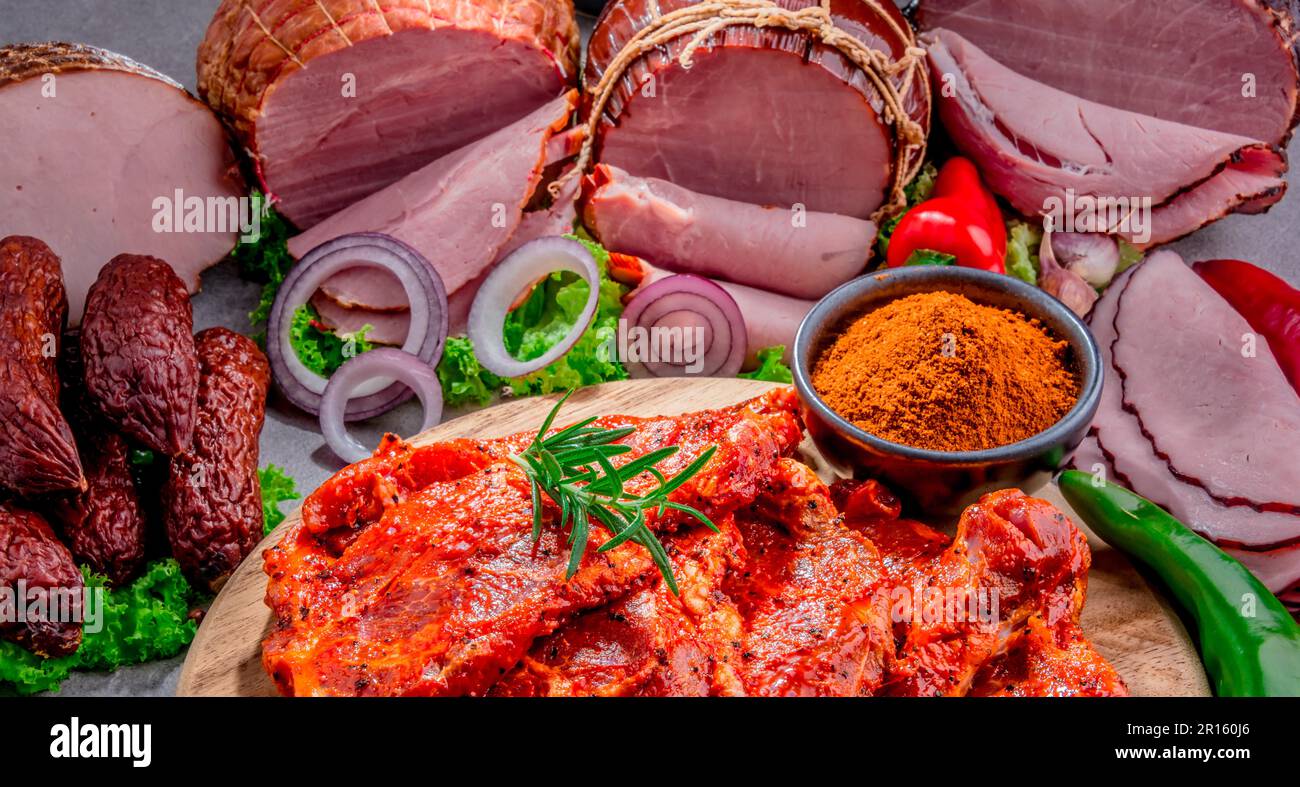 La composition avec un assortiment de produits de la viande, y compris le jambon, saucisses et Chuck steak Banque D'Images