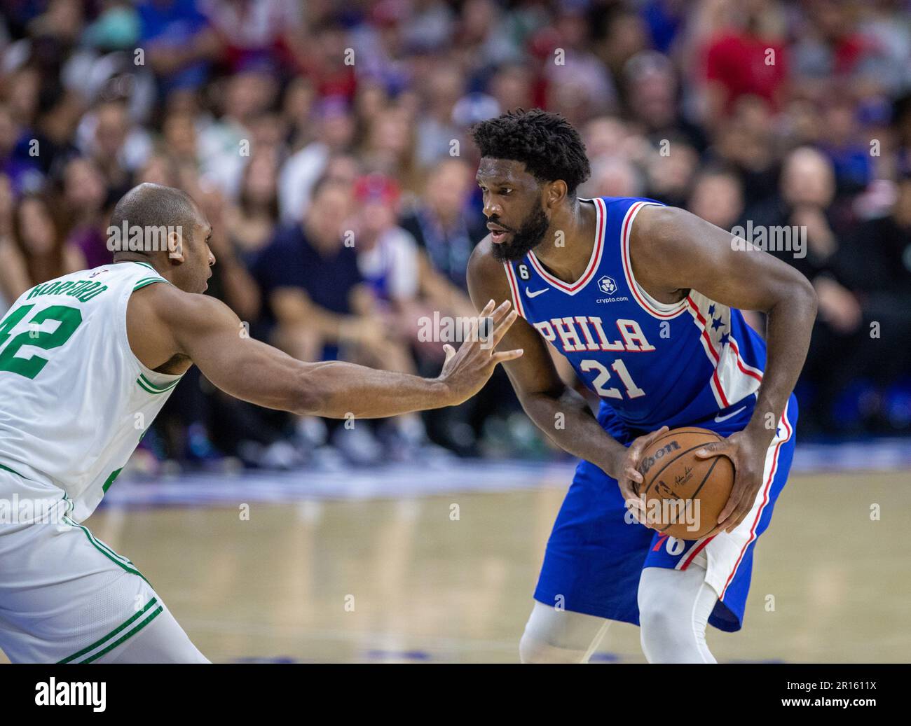 Joel Embiid (21 sixers) en action pendant le jeu de la National Basketball Association entre Philadelphia Sixers et Boston Celtics au Wells Fargo Center à Philadelphie, Etats-Unis (Foto: Georgia Soares/Sports Press photo/C - DÉLAI D'UNE HEURE - ACTIVER FTP SEULEMENT SI LES IMAGES DE MOINS D'UNE HEURE - Alay) crédit: SPP Sport presse photo. /Alamy Live News Banque D'Images